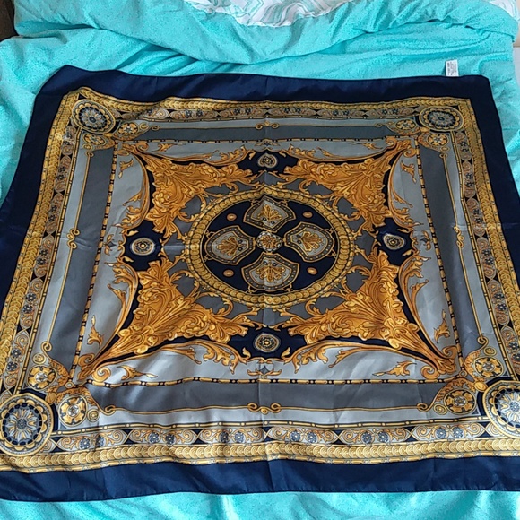 Beautiful Italian Silk Scarf Like New - Picture 2 of 6